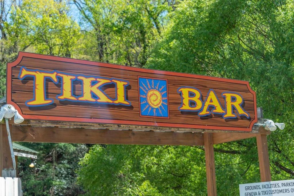 Geneva Hotel & Tiki Bar Chimney Rock Exterior photo